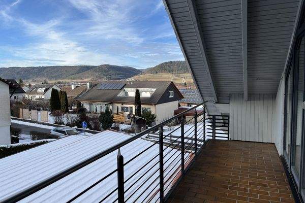 Balkon mit Blick über Nendingen