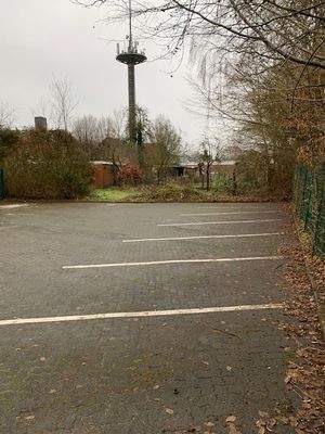 Landweg 10 Hinterhof Parkplätze (1).jpg