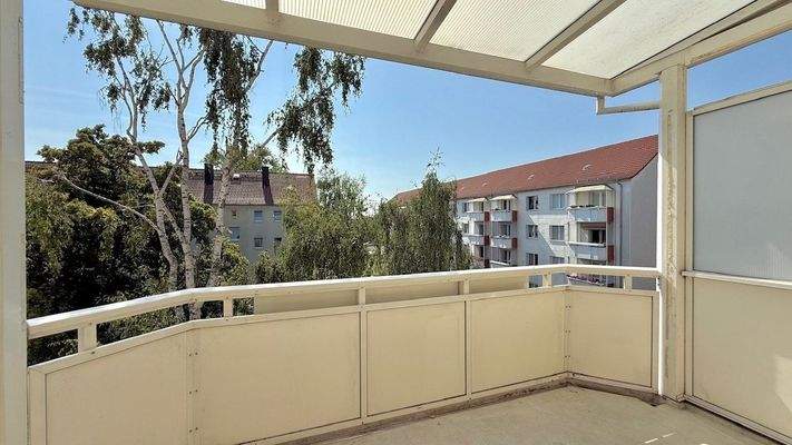 Sonniger Südbalkon mit elektrischer Markise