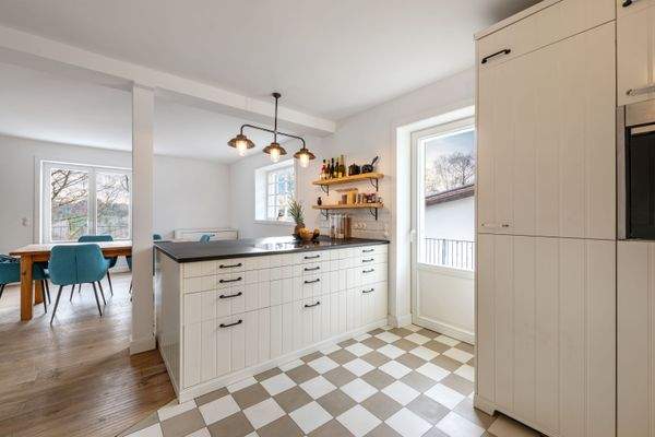 Küche mit Speisekammer