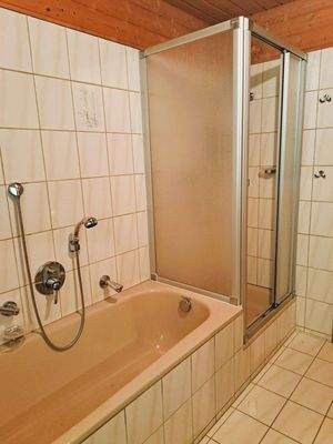 Badwanne mit Dusche II Stock