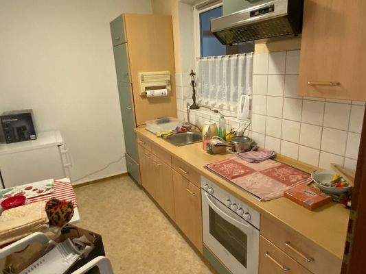 gepflegte helle Einbauküche