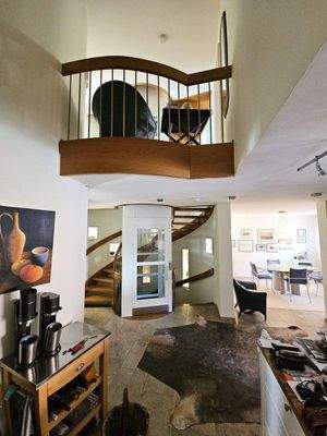 meisterhafte Wendeltreppe mit Fahrstuhl