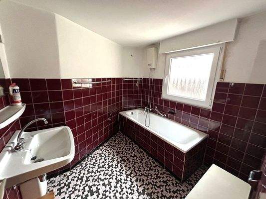 Bad OG mit Wanne und Fenster / WC im extra Raum 