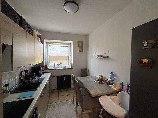 Küche mit Einbauküche