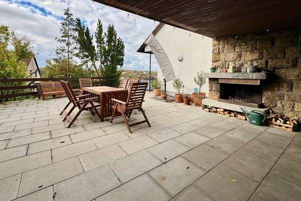Terrasse EG mit Kamin und Überdachung