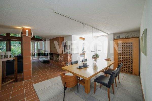 Essbereich mit Blick zum Wohnzimmer 