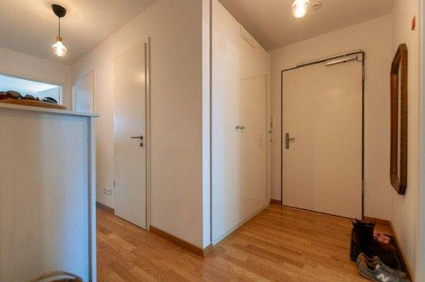 Schlafzimmer Blickrichtung Flur, Gäste-WC, Diele mit Schrank und Wohnungstür