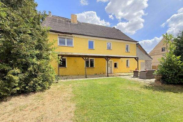 gepflegter Garten mit vereinzelter Bepflanzung