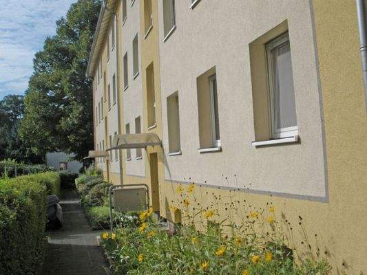 Ansicht Wohngebäude mit Zugang zu den Hauseingängen