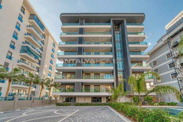 Flats in a Complex Near the Sea in Alanya