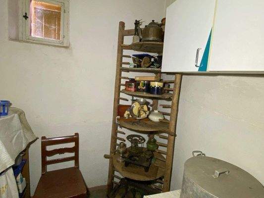 38 Speise- und Abstellkammer neben der Küche.jpg