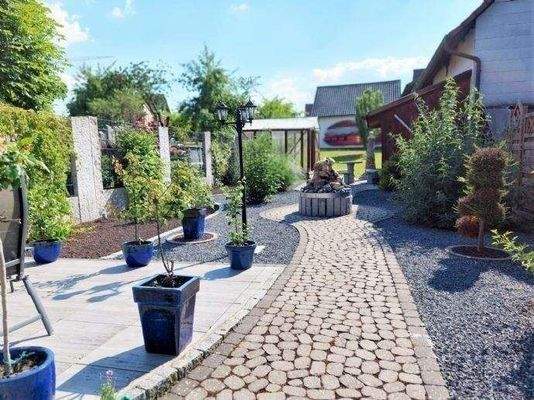 Zugang zum hinteren grünen Grundstückbereich.