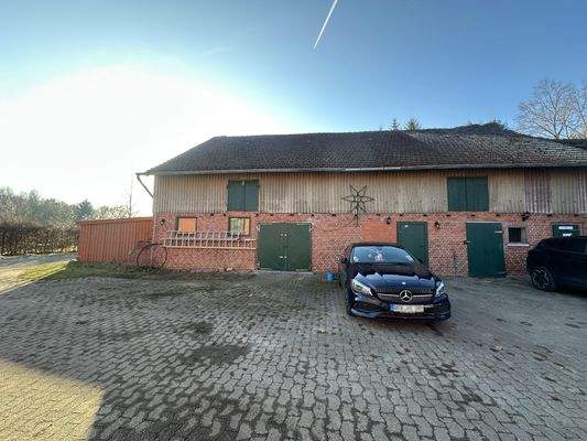 Nebengebäude und Stellplatz