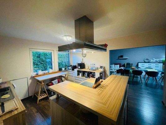 Küche mit Blick in das Wohnzimmer