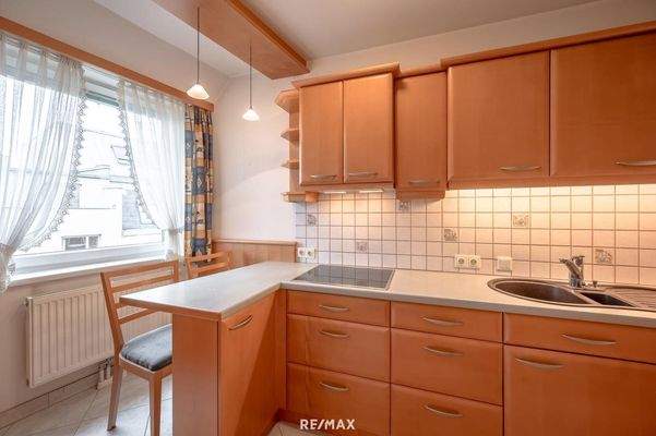 praktische Küche und Frühstücksplatz