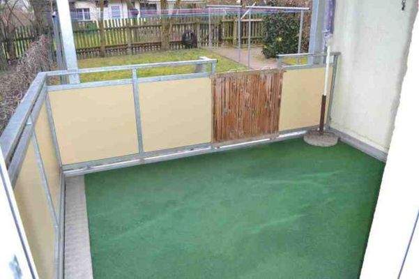 sehr großer Balkon mit Abgang