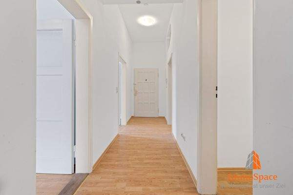 Blick von der Diele zur Wohnungstüre