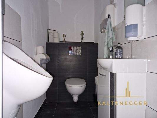 Zwischenstock von EG und 1. OG: WC, Pissoir + Waschbecken