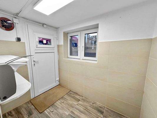 Separate Eingangstür für Kunden