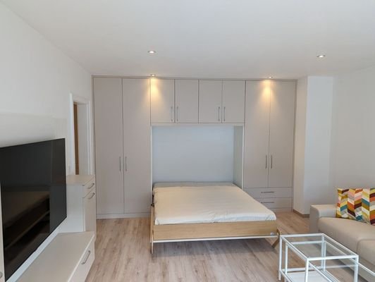 Einbauschrank mit integriertem Bett in der 1-Zimmer Wohnung