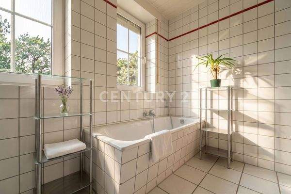 Tageslichtbadezimmer mit Badewanne