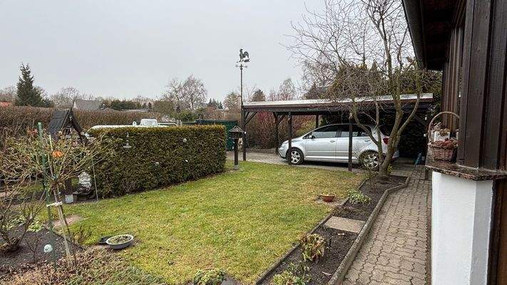 Garten mit Carport