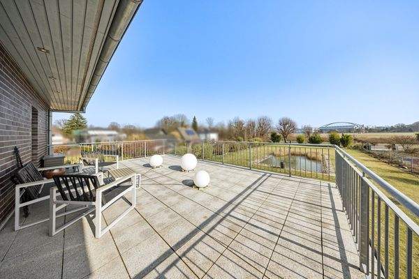 Dachterrasse ca. 40 m² mit Blick auf den Schwimmteich und die großzügigen Gartenanlage