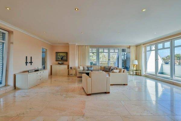 großzügiger Wohnzimmer mit bodentiefen Fensterfronten 