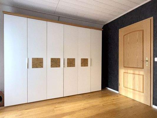 großes Schlafzimmer mit Zugang auf den Balkon