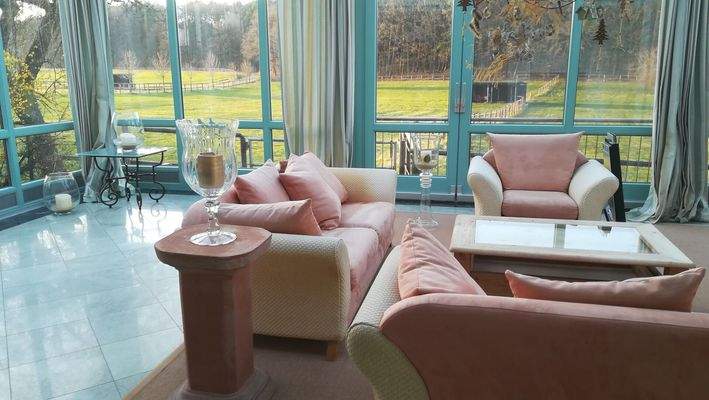 Wintergarten mit Blick auf die Weide