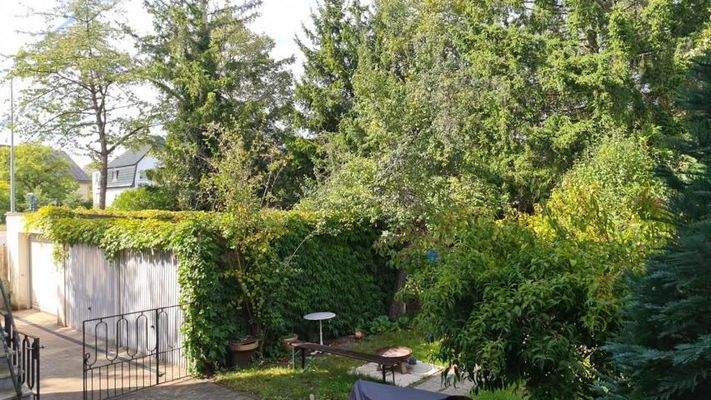 Gartenansicht und Garagen