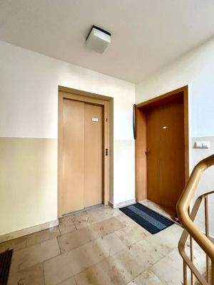 Eingangstür und Fahrstuhl