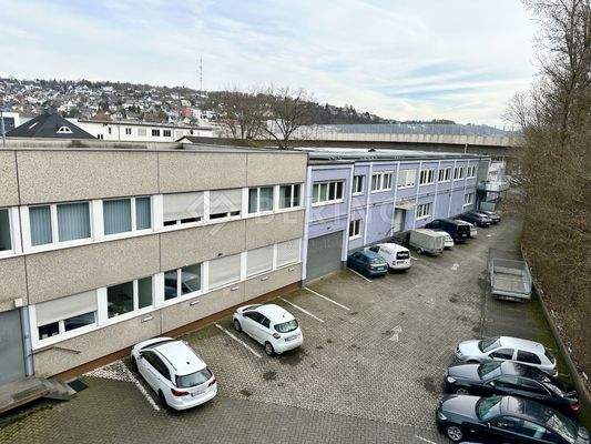 Rückseite mit Parkplätzen