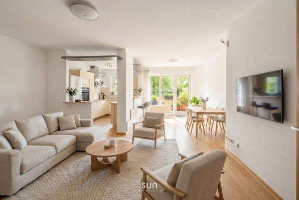 WOHNBEREICH MIT OFFENER KÜCHE STAGED