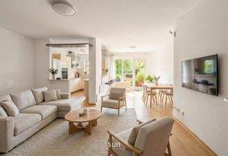 WOHNBEREICH MIT OFFENER KÜCHE STAGED