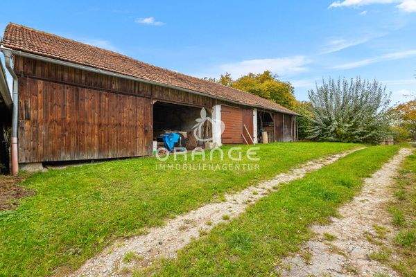 Große Scheune mit Pferdeboxen
