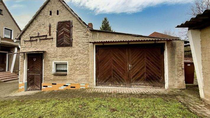 Nebengebäude mit Garage