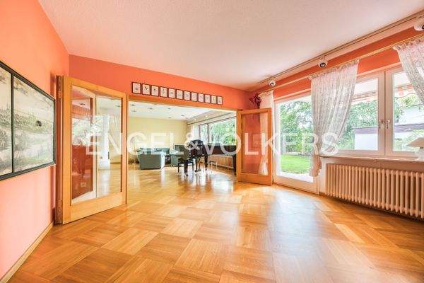 Lichtdurchfluteter Wohnbereich mit Zutritt auf die sonnige Terrasse