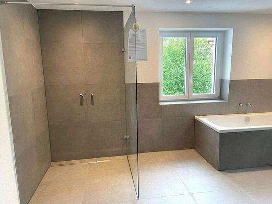 1. OG Bad mit Wanne und Dusche 