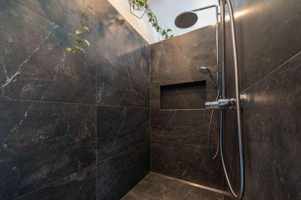 großzügige Dusche 