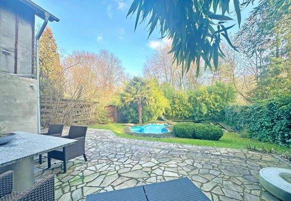 Terrassenbereich mit Blick in den Garten im Winter