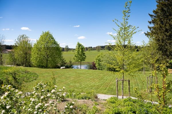 3000 QUADRATMETER! Im großen Gemeinschaftsgarten mit Bilderbuch Ausblick auf den Weiher lässt man den Alltag hinter sich