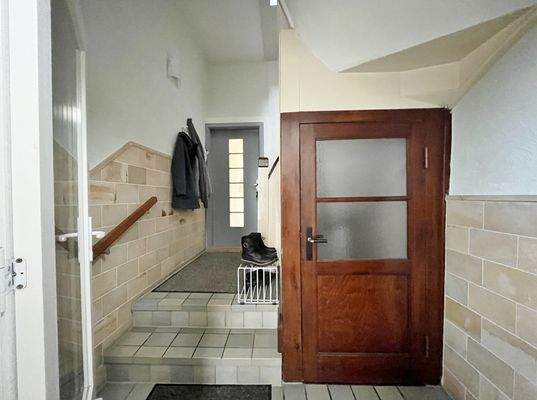 Flur Erdgeschoss und Kellereingang