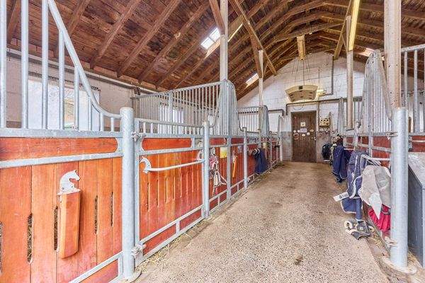 16 Stallung mit 6 Boxen.jpg