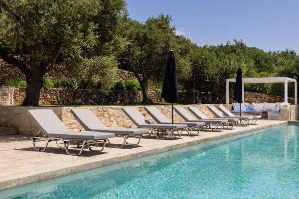 Kreta, Plaka: 2 Luxusvillen mit Tennisplatz, Olivenhain und atemberaubendem Meerblick zu verkaufen