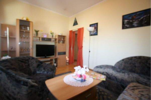 WOHNZIMMER MIT ZWEI FENSTERN