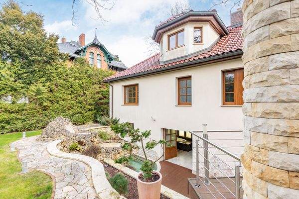 Privater Garten mit Spa-Bereich