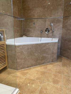 Badebereich mit Badewanne.