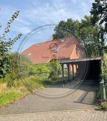 Vorder Ansicht mit Carport
